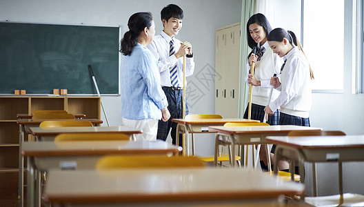 男人青春教育学生打扫教室图片