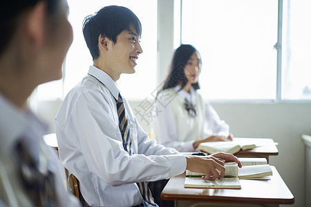 笑脸小学生男人们学生在教室里学习图片