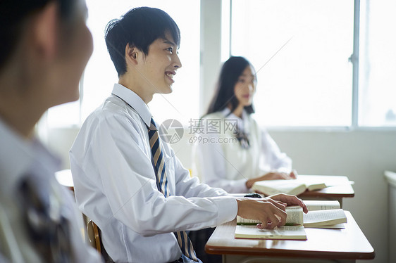 笑脸小学生男人们学生在教室里学习图片