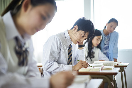 青少年年轻通知学生在教室里学习图片