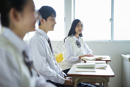 3人男人们留校学生在教室里学习图片