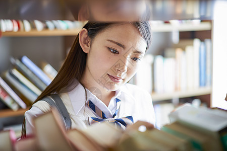 文稿空间漂亮女图书馆里的学生图片