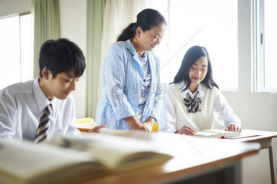 户内坐下六十年代学生在教室里学习图片