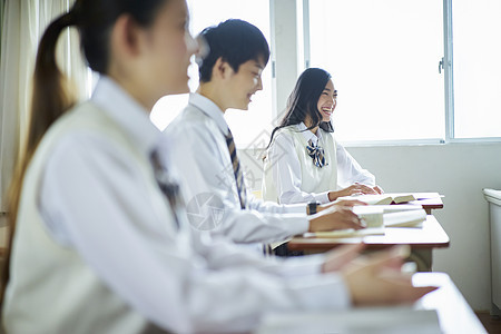 女人会话类上课学生在教室里学习图片