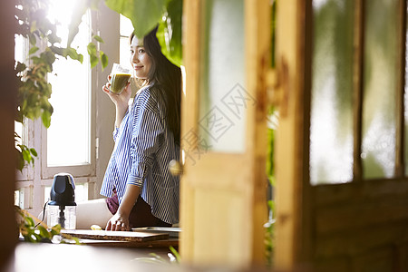 女生美颜感喝冰沙的女人背景图片