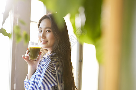 肚子胃营养素喝冰沙的女人图片