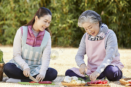 婆婆和媳妇一起准备腌制泡菜的材料图片