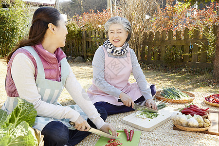 婆婆和媳妇一起准备腌制泡菜的材料图片