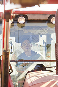 驾驶农村拖拉机的男人图片