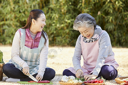 婆婆和媳妇一起准备腌制泡菜的材料图片