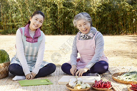 婆婆和媳妇一起准备腌制泡菜的材料图片