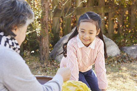 甘蓝切开孙女陪伴奶奶做泡菜背景