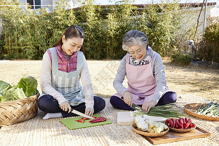 婆婆和媳妇一起准备腌制泡菜的材料图片