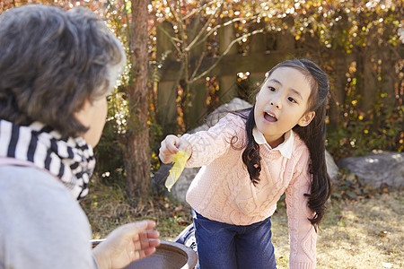 孙女投喂泡菜图片