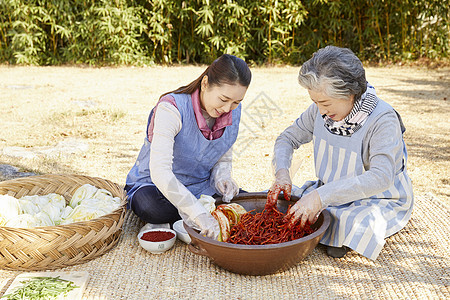 婆婆和媳妇腌制泡菜图片