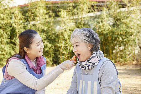 婆婆和媳妇一起准备腌制泡菜的材料图片