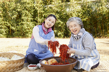 婆婆和媳妇腌制泡菜图片