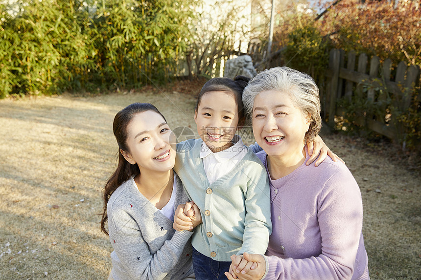 祖孙三代幸福家庭
