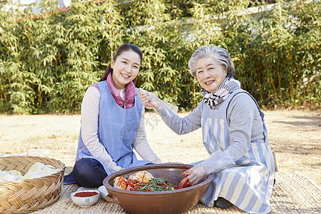 婆婆和媳妇腌制泡菜图片