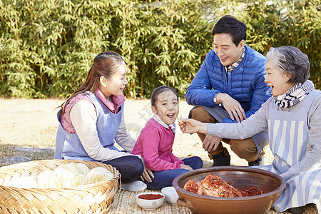 户外的非常小亚洲人家庭人泡菜生活图片