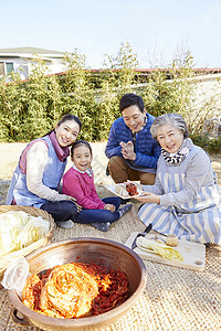 一起做泡菜的一家子人图片