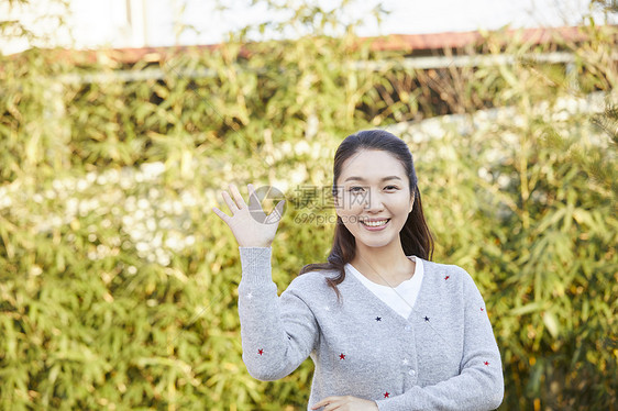 院子成年女子快乐老人妇女田地蔬菜图片