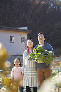 在一起聚集女生爸爸妈妈女儿家庭农村生活图片