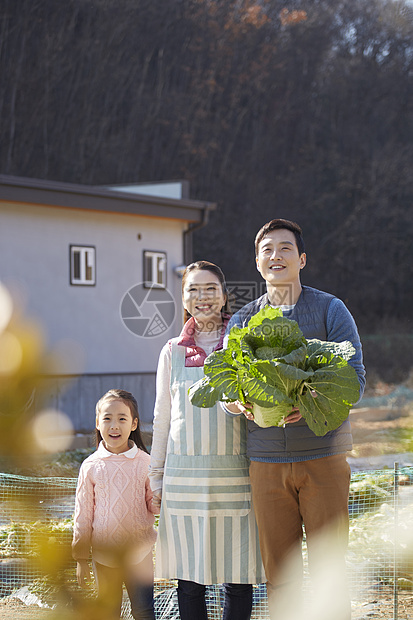 在一起聚集女生爸爸妈妈女儿家庭农村生活图片