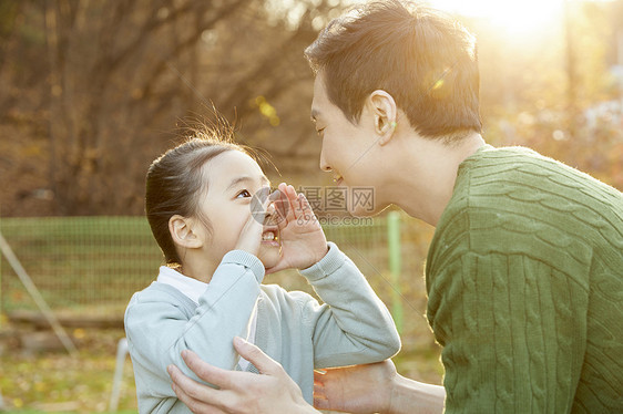 父女讲悄悄话图片