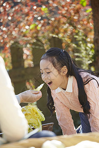 品尝泡菜的小女孩图片素材