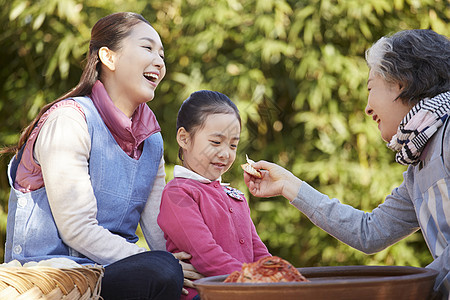 女孩陪家人一起做食物图片