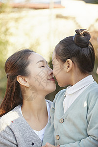 女儿和妈妈幸福在一起图片