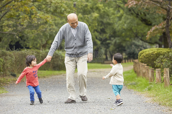 微笑的爷爷和孙子一起玩图片