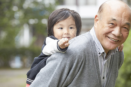 注视镜头爷爷和孙子一起玩图片