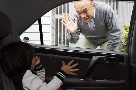 车窗外爷爷看着孙子打招呼图片