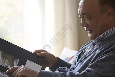 老人看着孙子的一家人相册照片图片
