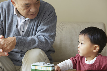 人类高兴照顾高级和孙子一起玩图片