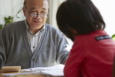 爷爷看护指导孙子学习图片