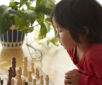 爷爷看护指导孙子学习国际象棋图片