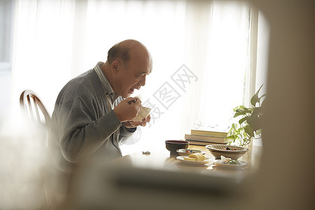 祖父享受美食午餐图片