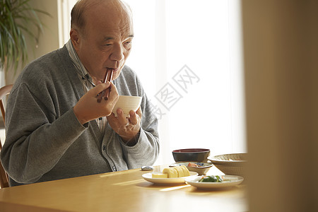 老人享受午餐背景图片