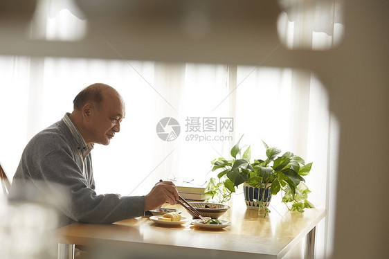 老人享受午餐图片