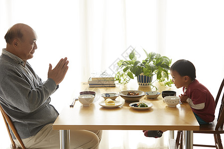 祖父与孙子共进午餐图片