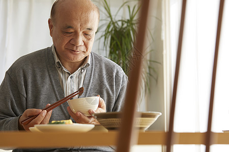 老人吃午餐背景图片