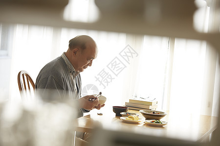 老人吃午餐图片
