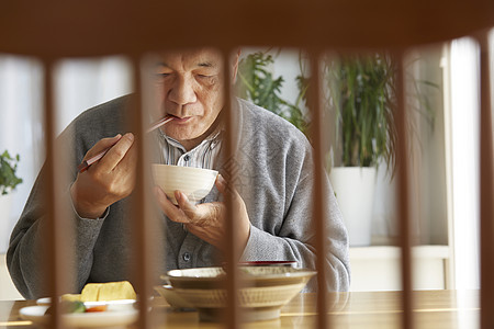 享用午餐的老人图片