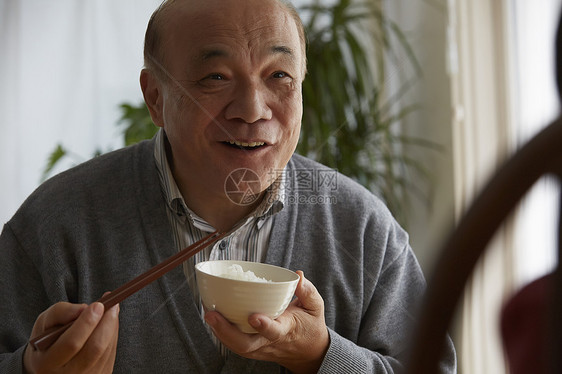 享用午餐的老人图片