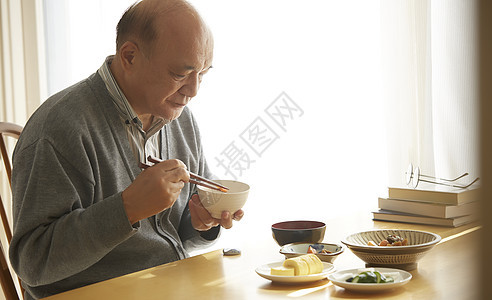  享用午餐的老人图片