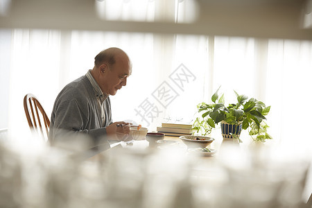 室内老年人一个人吃饭图片