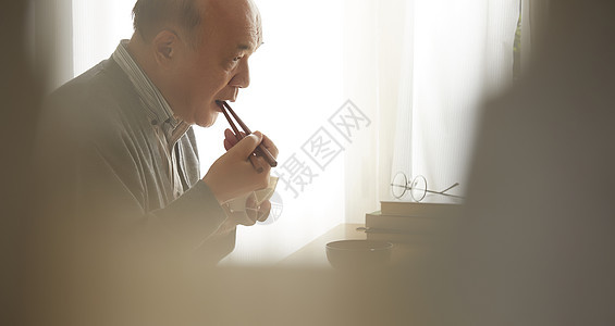 独自生活吃饭的老人图片